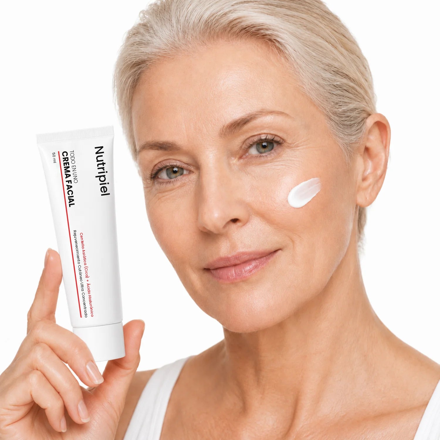 Mujer aplicando Nutripiel en el rostro